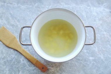 Kekliği ayrı bir kaseye koy. Patates soy, yıka ve kes. Çorbaya ilave et. Çorba yapmaya başla..