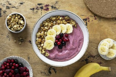 Bu sağlıklı yemek kahvaltıda ya da atıştırmalık olarak servis edilebilir. Meyve suyu kasesi tatlıdır, hoş kremalı bir dokuya sahiptir. Afiyet olsun.!