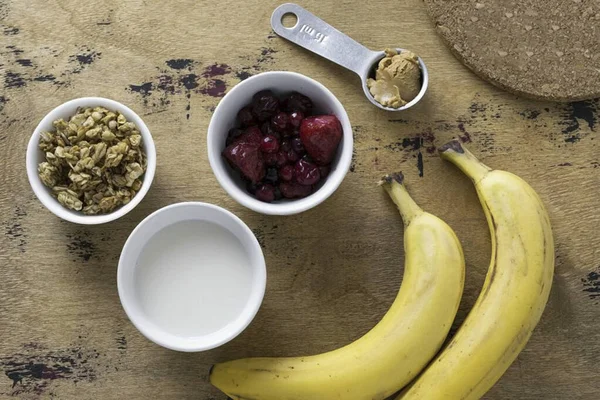 Prepare Todos Ingredientes Necessários Para Fazer Banana Berry Smoothie Bowl — Fotografia de Stock