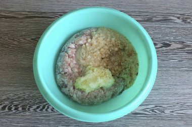 Kıymalı eti kaseye koy. Soğanı ince ince doğra ve kaseye ekle. Ekmekteki fazla sıvıyı sıkıp blender ya da ince bir rende ile doğrayın. Bovlinge ekle. Tuz ve baharat ekleyin..