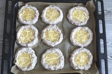 Çırpılmış yumurtalarla. 30-35 dakika boyunca 170 dereceye ısıtılmış bir fırına etli cheesecake koy. Fırınınızın özelliklerini düşünün..