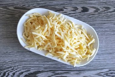 Kaba rendeleyicinin peynirini rendele.