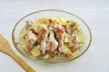 O zaman folyoyu çıkar. Tavuk pişene kadar 10-15 dakika daha güveç pişir..