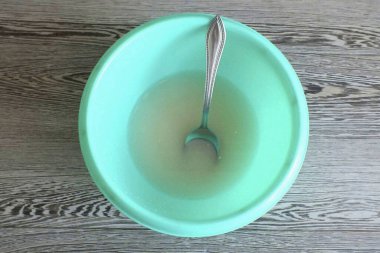 20 gram şeker ve mayayı sıcak suda eritin. 10 dakikalığına çık..