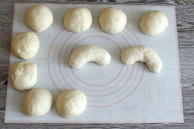 Patatesi ters çevirin, dikişleri atın ve hafifçe hilal şeklinde katlayın..