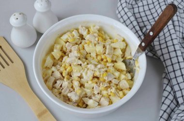 Diğer katmanlı tavuk salatalarının aksine, bu salata elmadan dolayı sulu olmalı. Salatanın tüm bileşenleri birbiriyle uyum içinde..