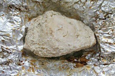 Hindiyi folyoya koy, 100 mililitre su doldur ve parçanın boyutuna ve kalınlığına bağlı olarak 180 derecede 1-1.5 saat boyunca sıcak fırına koy..