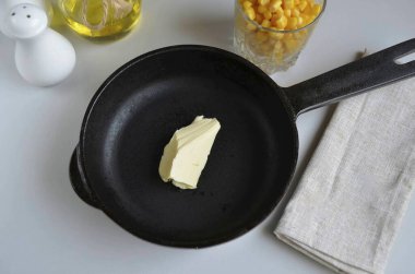 Tavaya bir parça tereyağı koy ve erit..