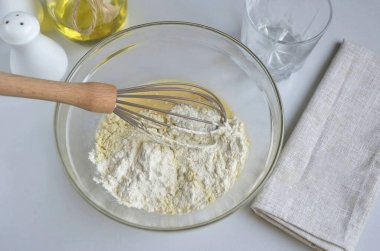 İki çeşit un ve çırpın ki, topakları çıkarsın..