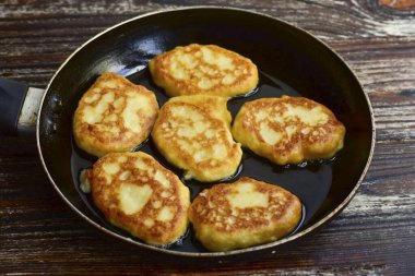 Güzel ve altın sarısı kahverengiye kadar en az sıcakta kızart. Fransız böreği hazır.!