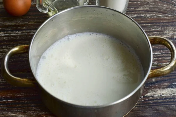 Ρίχνουμε Γάλα Μια Κατσαρόλα Προσθέτουμε Αλάτι Και Ζάχαρη Φέρτε Γάλα — Φωτογραφία Αρχείου