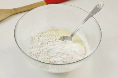 Karıştır, kabartma tozu ve un ekle.