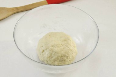 Yumuşak bir hamuru kaseye koy.