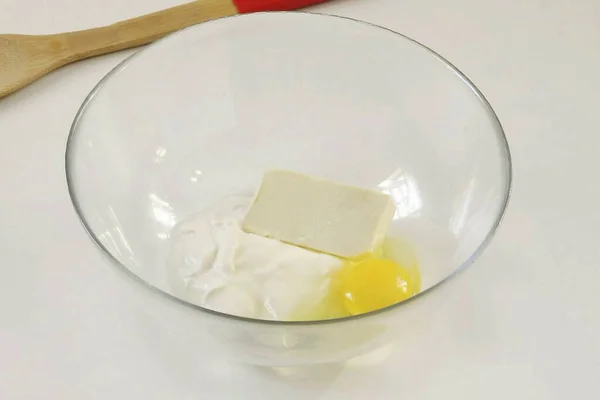Międzyczasie Przygotuj Ciasto Wbić Jedno Jajko Głębokiej Miski Dodać Śmietanę — Zdjęcie stockowe