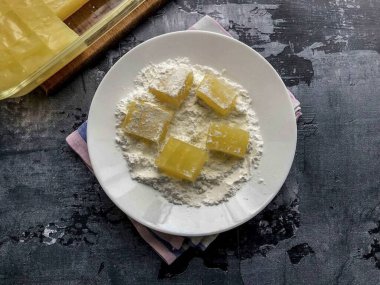 Küpleri mısır nişastasında pudra şekerle yuvarla. Tatlılar 15 dakika içinde hazır..