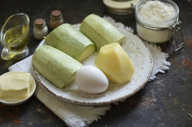 Türk kabaklı gözleme yapmak için gerekli tüm malzemeleri hazırlayın..