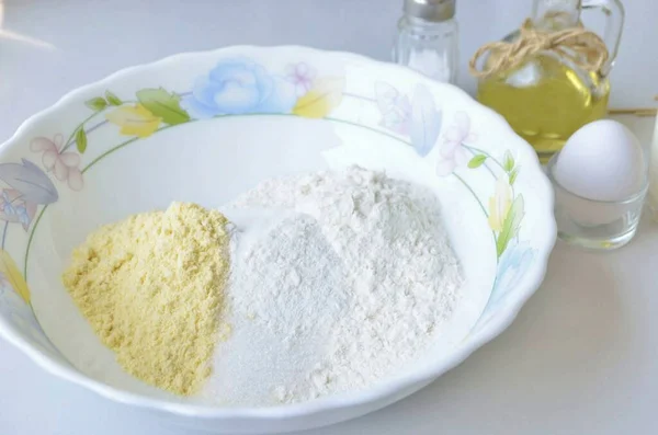 Ένα Ξηρό Μπολ Ανακατεύουμε Κοσκινισμένο Cornmeal Σιτάλευρο Ζάχαρη Αλάτι Μπέικιν — Φωτογραφία Αρχείου