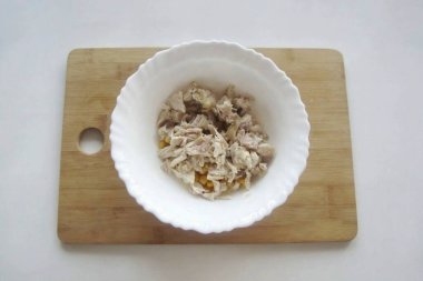 Haşlanmış tavuk ekle..