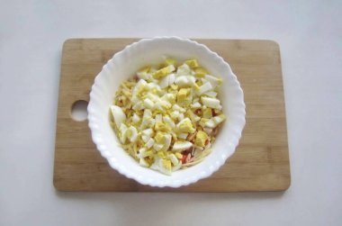 Sert haşlanmış yumurta, soğuk, soyulmuş. Küplere böl ve salata ekle..