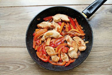 Sıcaktan uzak tut, tabakları düzenle, susam tohumları serp ve doğranmış yeşil soğan.