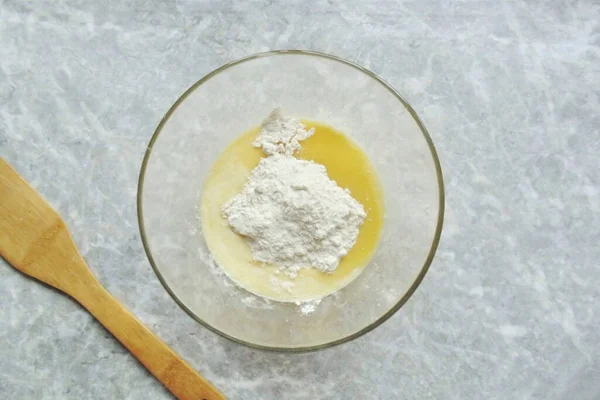 Dodać Przesiewaną Mąkę Sodę Sól — Zdjęcie stockowe