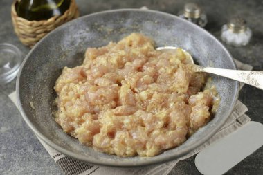 Bir süre sonra, dolgu yapışkan ve yapışkan olacak, şeklini koruyacak..