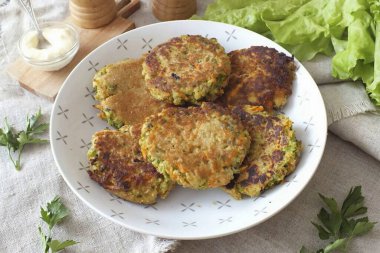 Brokoli bisküvileri sıcak ya da sıcak, ekşi krema ya da Yunan yoğurdu ile servis edilir. Soğukta tatları pek güzel olmuyor. Nüanslar ve yemeğin tadı seni memnun edecek! Afiyet olsun.!