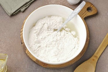 Parçalara un ekle ve karıştır.