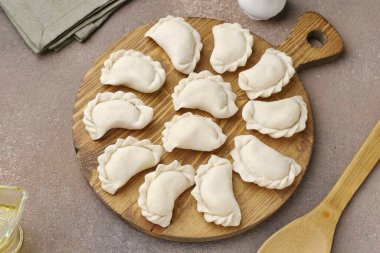 Biten ürünler hemen kaynar suda kaynatılabilir ya da dondurulabilir. Hamur soğuğa tamamen dayanıklı ve yemek pişirdikten sonra, hamur köfteleri ne çatlar ne de patlar..