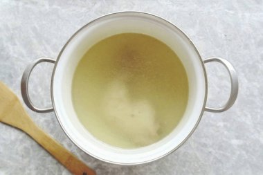 Öncelikle, tavuk ya da et suyu çorbası pişir. Ya da hazır bir tane al..
