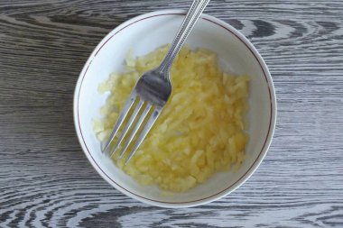 Zaman geçtikten sonra, elmaları mikrodalgadan çıkarın. Buharda pişirilmiş elmaları püre yap..