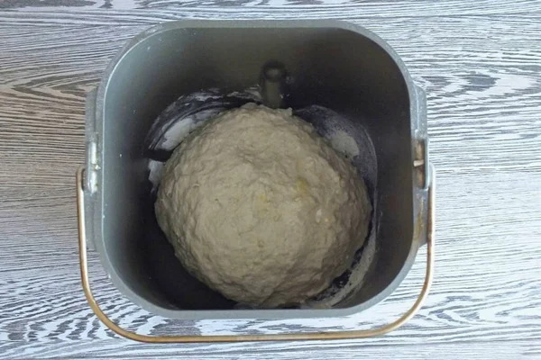Watch your batch. Add 3 tbsp. vegetable oil and wait until the dough comes together in a uniform lump. Then close the lid and wait until the end of the baking process.