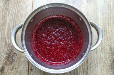 Pancarları pürüzsüz olana kadar blenderla yumrukla. Pancarı orta sıcaklığın üzerine yerleştir ve kaynat, kaldır ve hafifçe soğut..