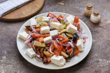 Salatayı yağla, tuzu ve biberi tat. Karıştır ve tabağa koy. Peyniri küp küp doğra ve sebzelerin üstüne koy. Patlıcanlı salata, domates ve peynir hazır..