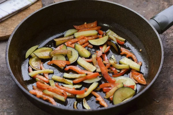 Frying Pan Heat Vegetable Oil Put Pepper Eggplant Roast Vegetables — Stock Photo, Image