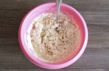 Hamuru bir kaşıkla diz, 2 tbsp ekle. Yağ ve karışım.