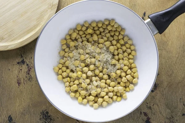 Añadir Los Garbanzos Todas Las Especias Freír Los Garbanzos Hasta — Foto de Stock