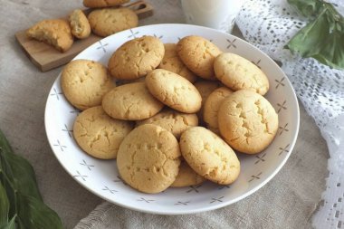 Kıtır kıtır ve ufalanmış, tatlı ve kremalı bir tadı var. Hazırım! Afiyet olsun.!