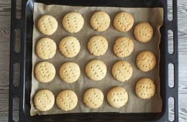 Bitmiş kurabiyeleri fırından çıkar. Fırın tepsisinde biraz serin. Sonra tabağa geç ve servis yap..