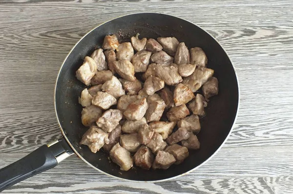 Tüm malzemeler hazır olduğunda, bir çorba kaşığı sebze yağını tavada ısıt. Koyu kahverengiye kadar üzerinde kızart. O zaman seramik bir kaba transfer et..