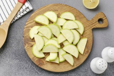 Kabağı daireler halinde kesin, sonra her bir daire boyutuna göre 2 ya da 4 parçaya ayrılsın..