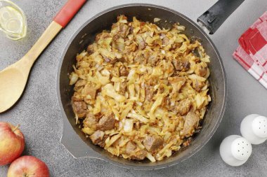 Yaklaşık 1 bardak sıcak su dökün, düşük ısıda kaynatın ve saklanın ta ki lahananın istenilen hazırlık derecesine kadar..