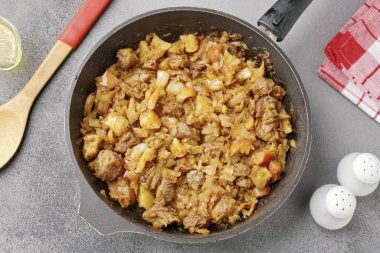 Lahana ve elmalı et güveci hazır. Bir parça tereyağı ekle, karıştır ve servis et..