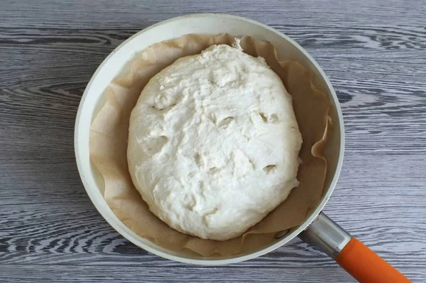 Rymlig Stekpanna Täck Botten Med Bakplåtspapper Lägg Pengarna Den Täck — Stockfoto