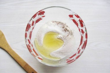 Tabağa şeker ve bal ekle..