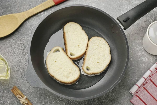 Verspreid Het Daarna Onmiddellijk Een Goed Verwarmde Pan Met Olie — Stockfoto