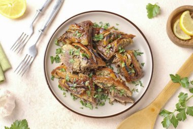 Fırında limonlu kaz hazır. Eti parçalara ayır, meyve suyunun üzerine dök, doğranmış taze otlar serp ve servis et. Afiyet olsun.!