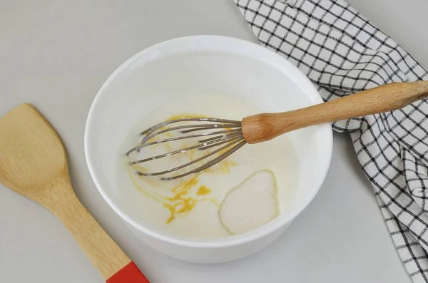 Derin Bir Kasede Kefir Yumurta Şeker Tuzu Birleştirin Bir Çırpıcıyla — Stok fotoğraf