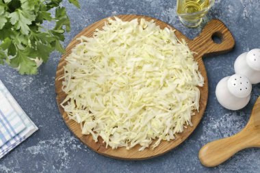 Lahanayı ince ince doğra, sonra da bıçakla ince ince doğra..