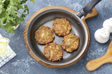 Tavayı ısıt ve yağla. Islak ellerle krep yap ve pişene kadar her iki taraftaki kapağın altında pişir..